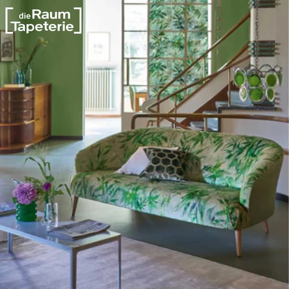 Detailaufnahme eines frisch neu aufgepolsterten Sofas mit hochwertigem Stoffbezug – nachhaltige Möbelrestaurierung durch die Raumtapeterie