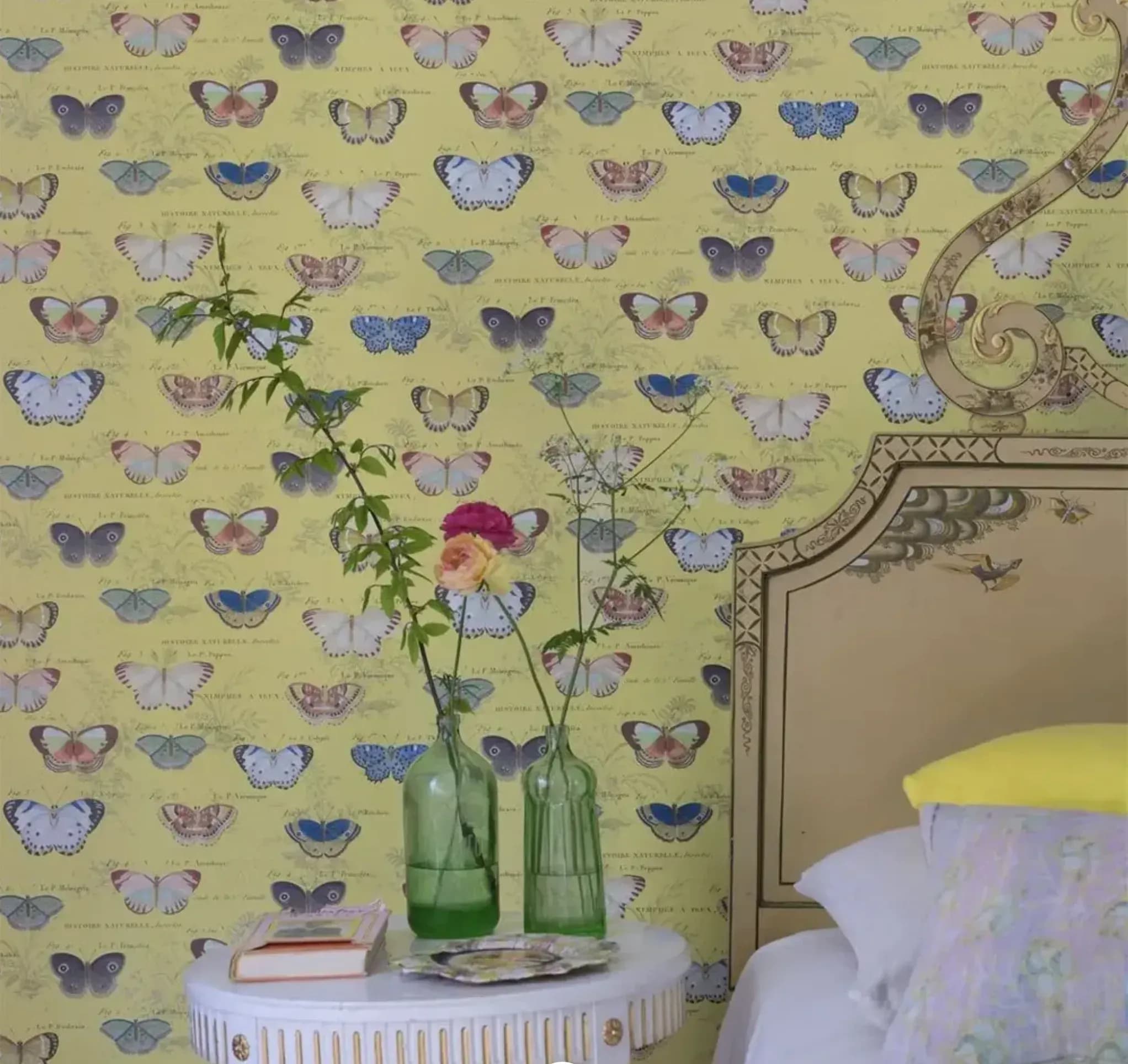 Tapete mit naturgetreuen Schmetterlingen auf hellem Hintergrund im Vintage-Stil von John Derian.