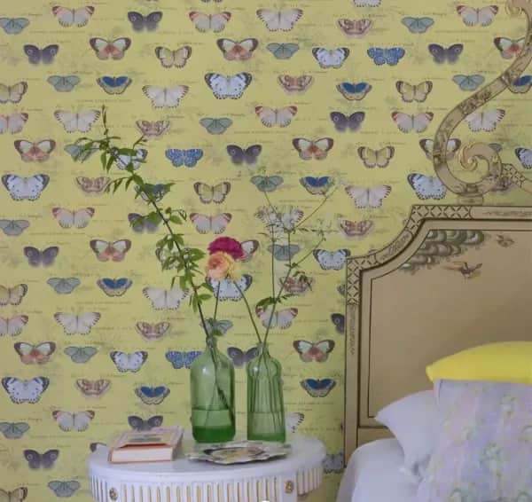 Tapete mit naturgetreuen Schmetterlingen auf hellem Hintergrund im Vintage-Stil von John Derian.